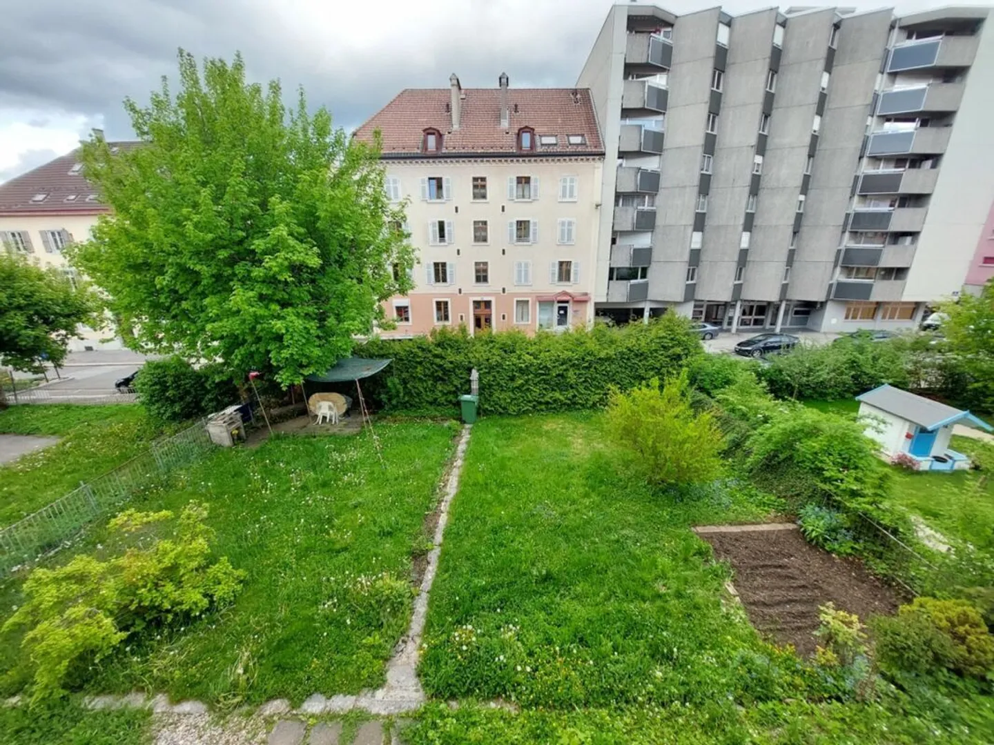 Immeuble de rendement situé dans rue piétonne - 5 appartements et 2 commerces - Photo 4 sur 17