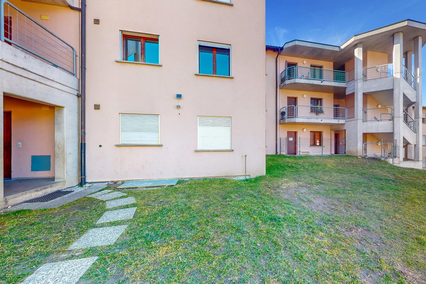 Résidence pleine de caractère avec grande terrasse et excellente offre - Photo 1 sur 8