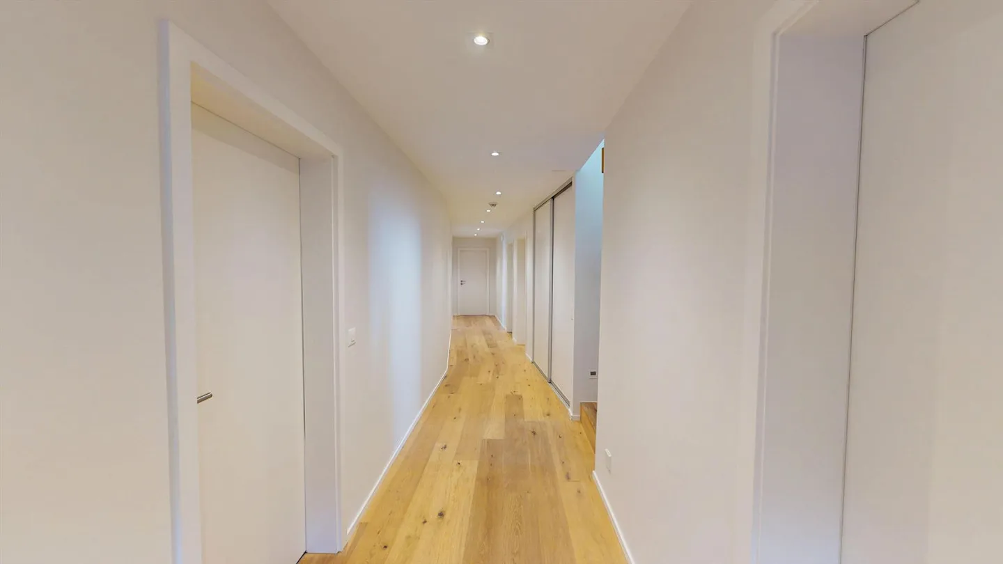 Modern Panorama Villa with 10.5 rooms on 1078 sqm plot with pool - Photo 11 of 14