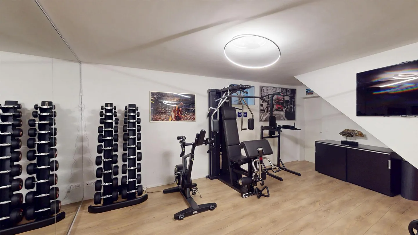 Modern Panorama Villa with 10.5 rooms on 1078 sqm plot with pool - Photo 12 of 14