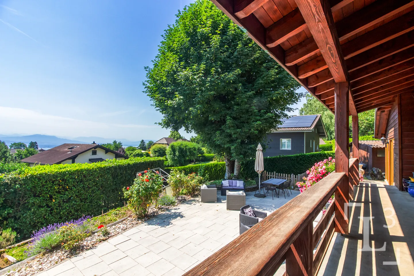 Casa indipendente con ampia terrazza e vista sul lago - Foto 2 di 16