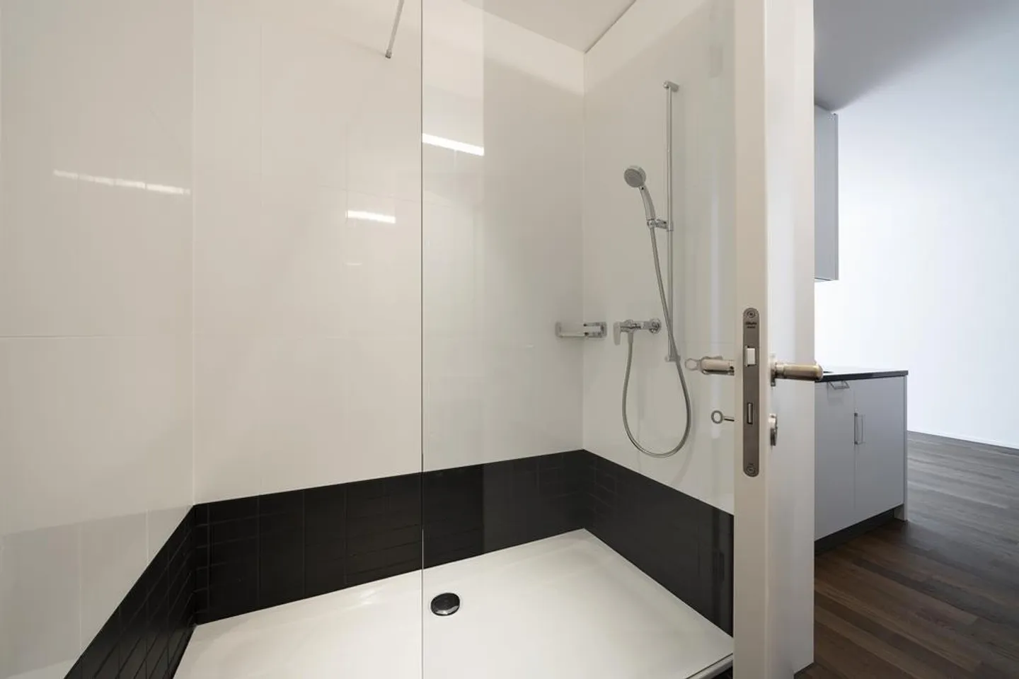 Petite, élégante appartement dans un emplacement recherché - Photo 3 sur 7