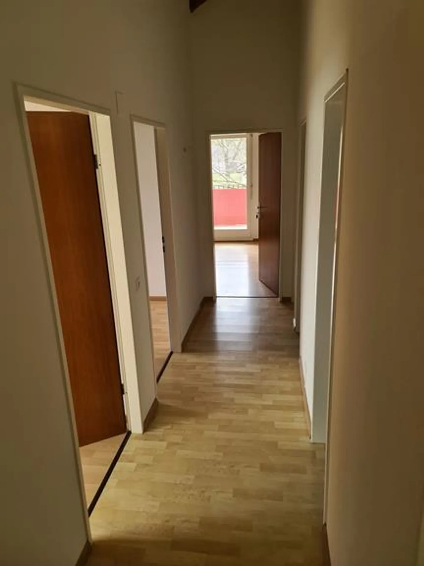 Dachwohnung mit grossem Balkon Nähe Gartenschwimmbad - Foto 3 von 13