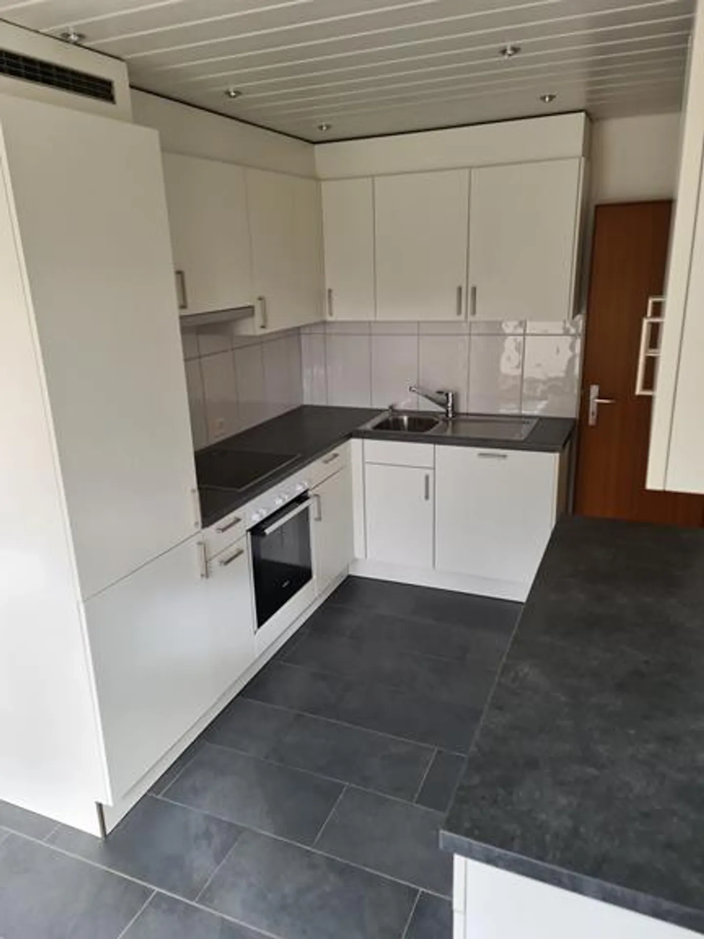 Dachwohnung mit grossem Balkon Nähe Gartenschwimmbad - Foto 9 von 13