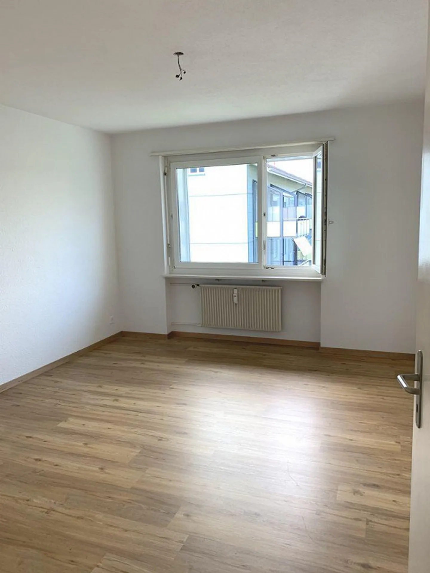 Appartamento 4 locali ben tenuto con balcone in un quartiere tranquillo di Weinfelden - Foto 7 di 13