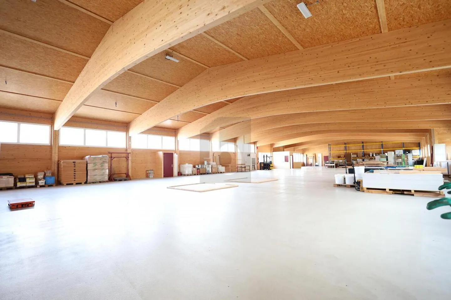 AREA DI PRODUZIONE CON ALTEZZA INTERNA DI 6 METRI - Foto 3 di 6
