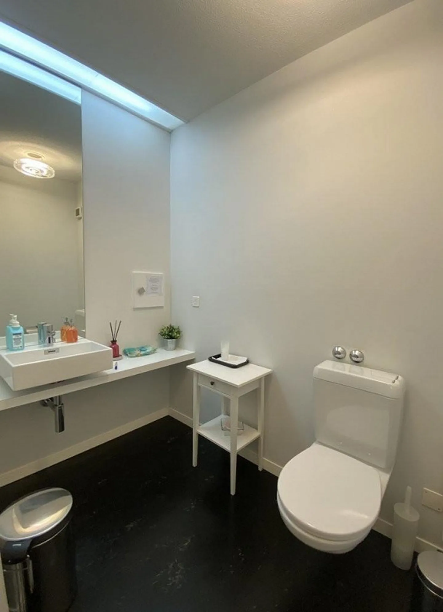 Your new premises directly at the main train station! - Photo 9 of 9