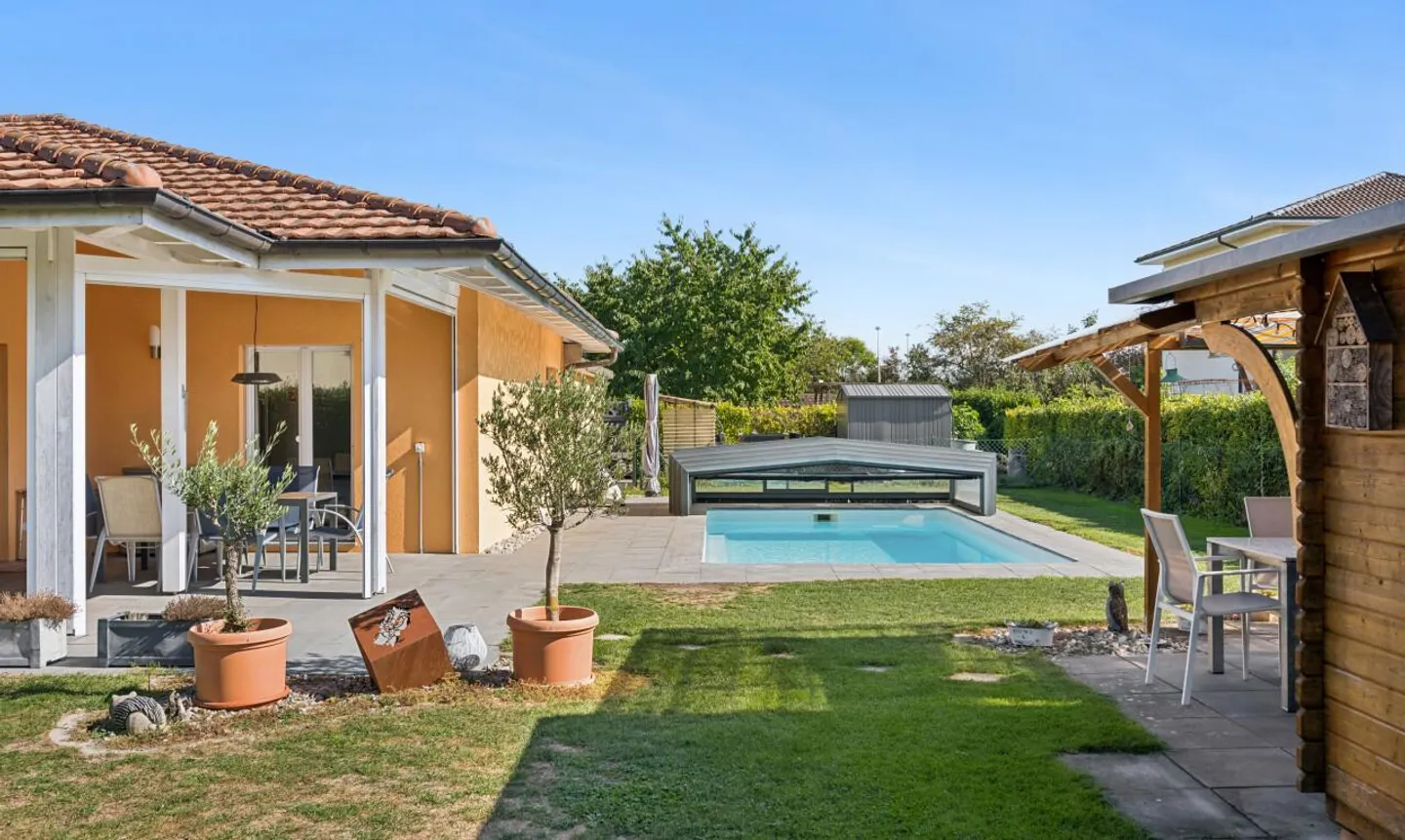 Familienhaus mit Schwimmbad auf einem Grundstück von 1.000 m² - Foto 2 von 11