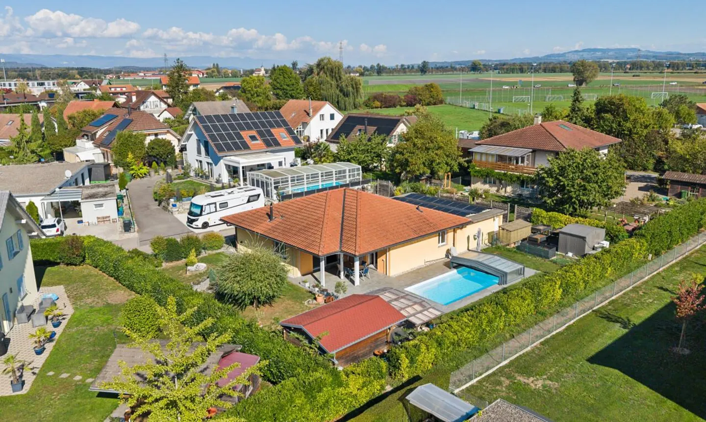 Familienhaus mit Schwimmbad auf einem Grundstück von 1.000 m² - Foto 1 von 11