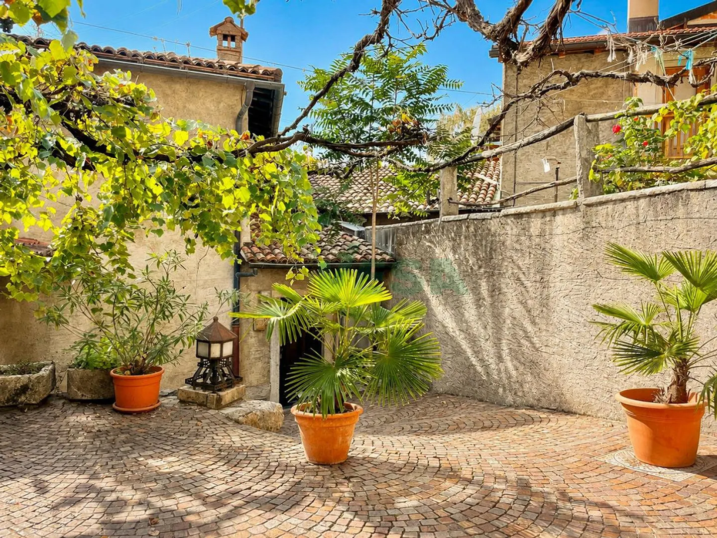 Charming spacious core house with a large and beautiful garden - Photo 5 of 15