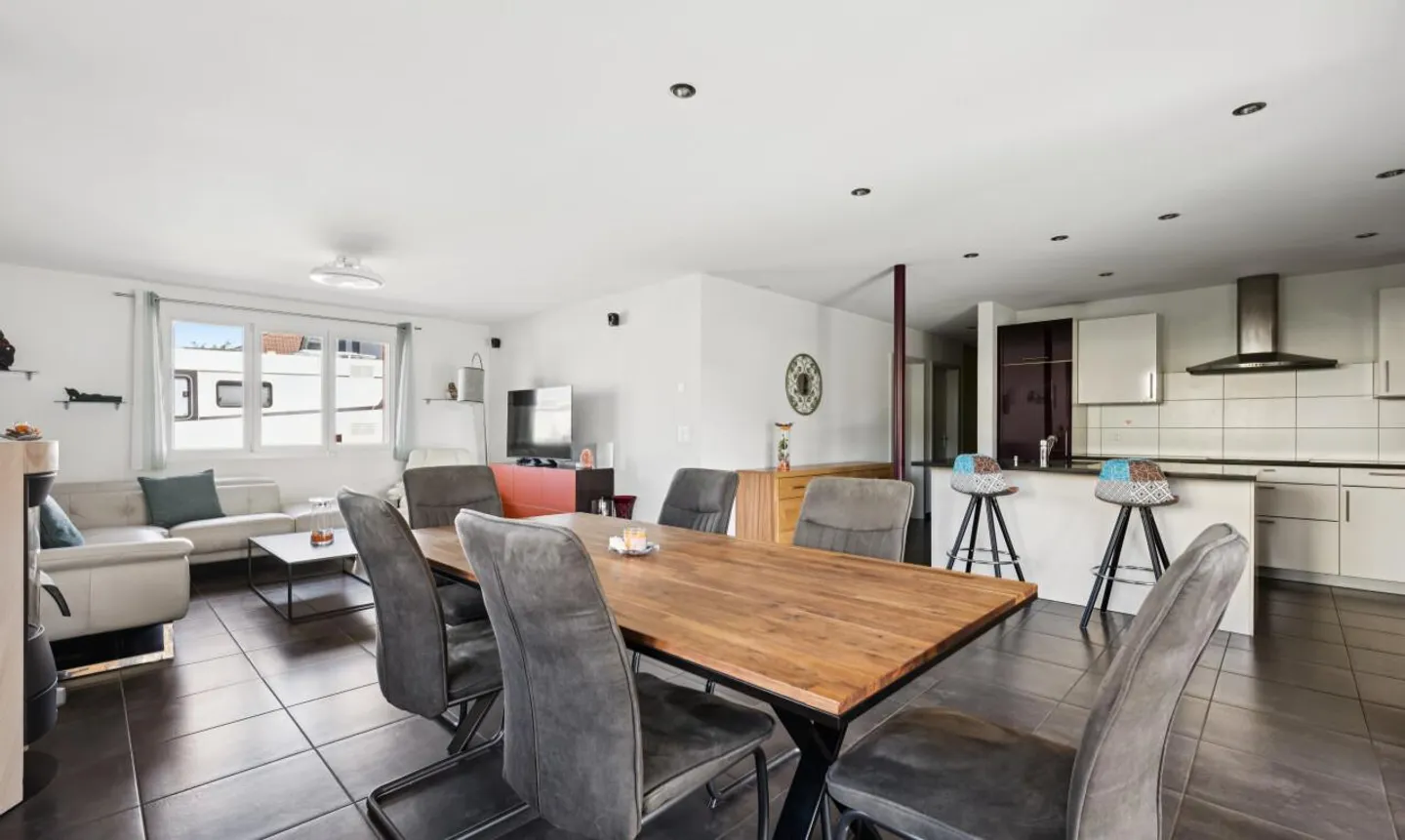 Familienhaus mit Schwimmbad auf einem Grundstück von 1.000 m² - Foto 4 von 11