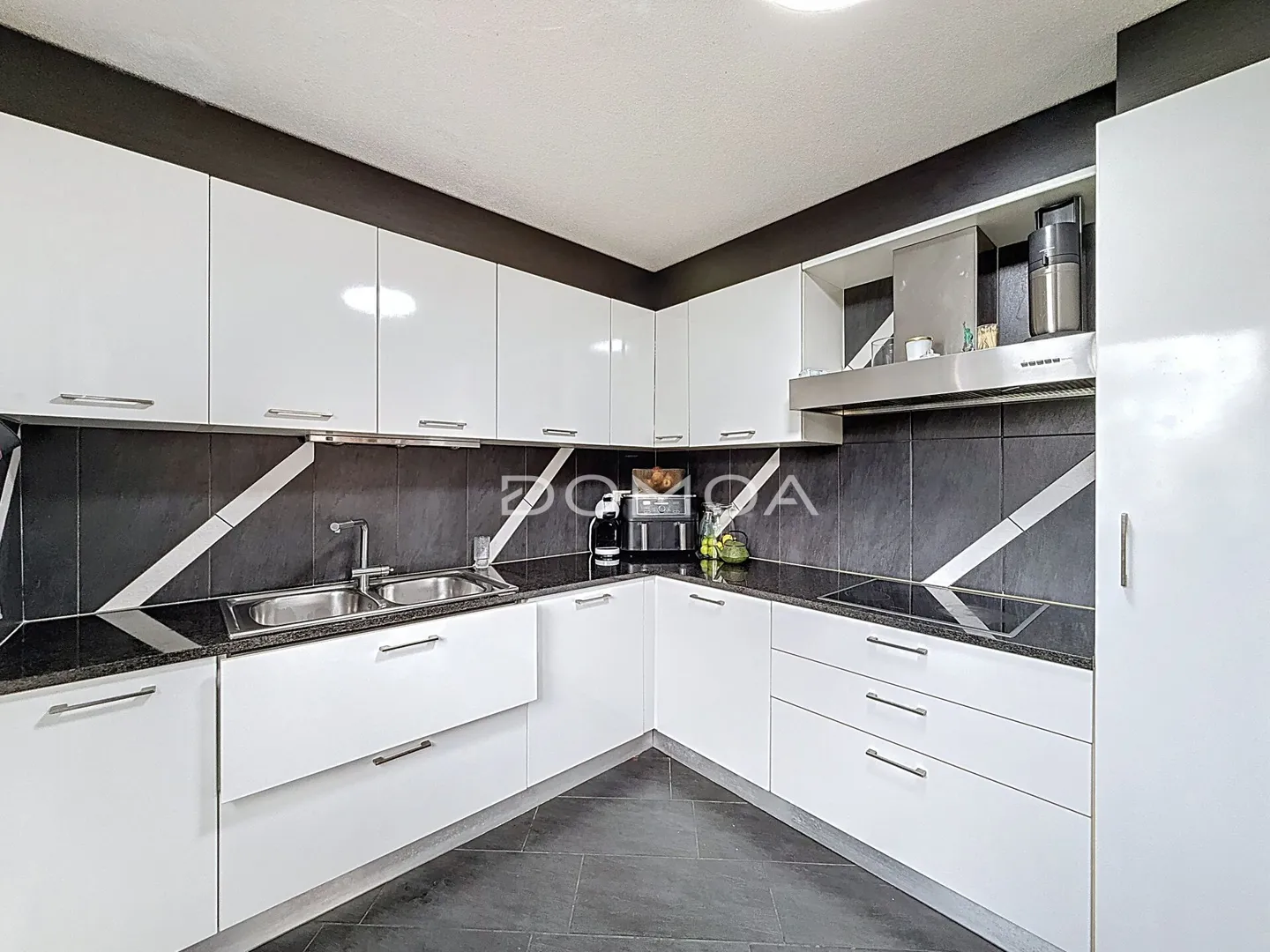 Geräumige Familienvilla mit großem Garten und 4 Zimmern - Foto 2 von 11