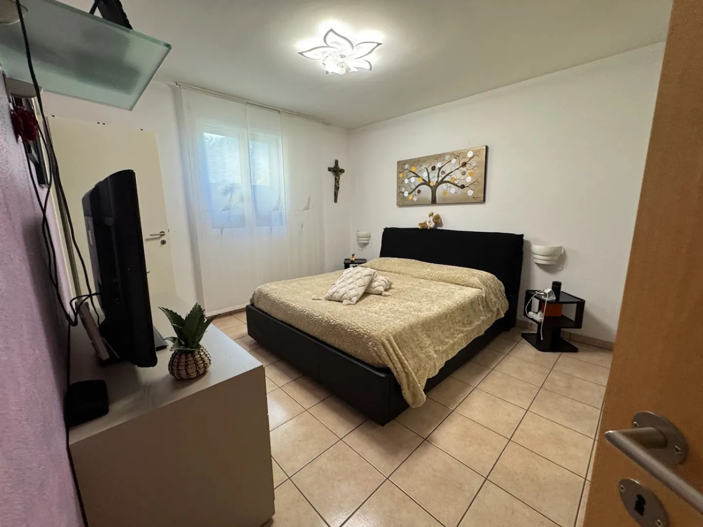 Large private garden, exclusive use pool and modern comfort on the ground floor - Photo 4 of 9