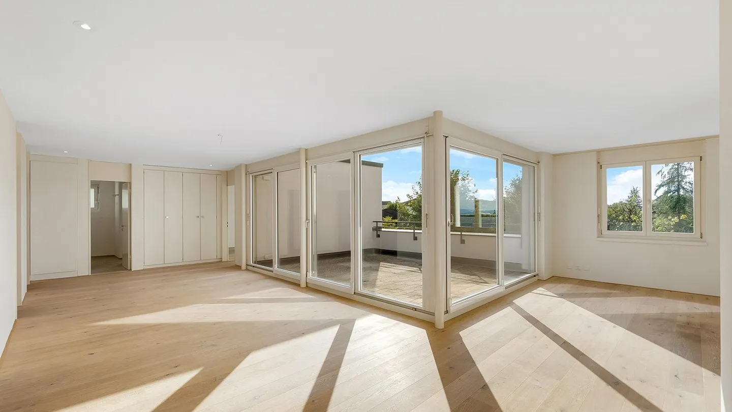 High up: 5-room penthouse with 122 m² terrace - Photo 3 of 10