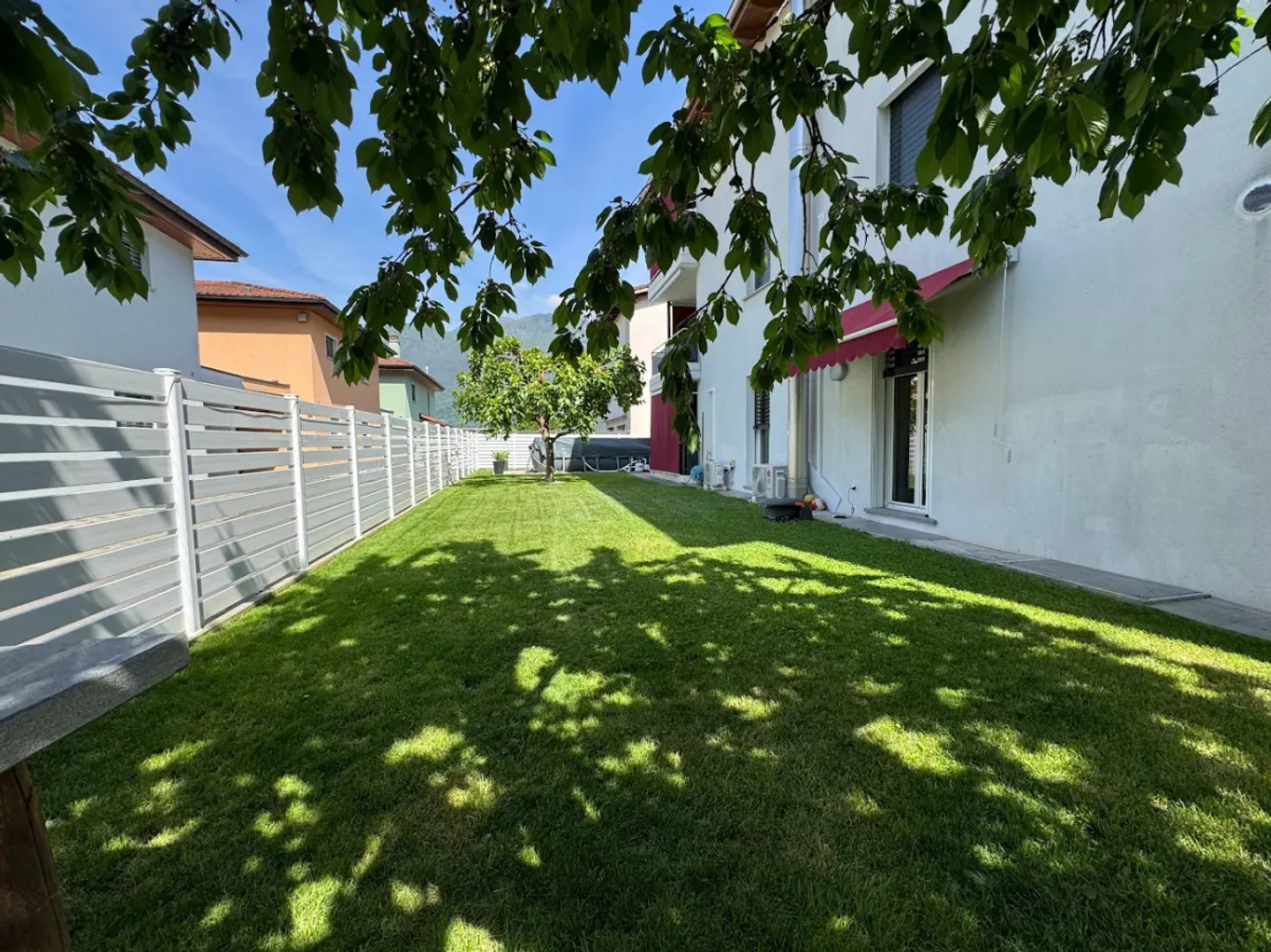 Large private garden, exclusive use pool and modern comfort on the ground floor - Photo 6 of 9