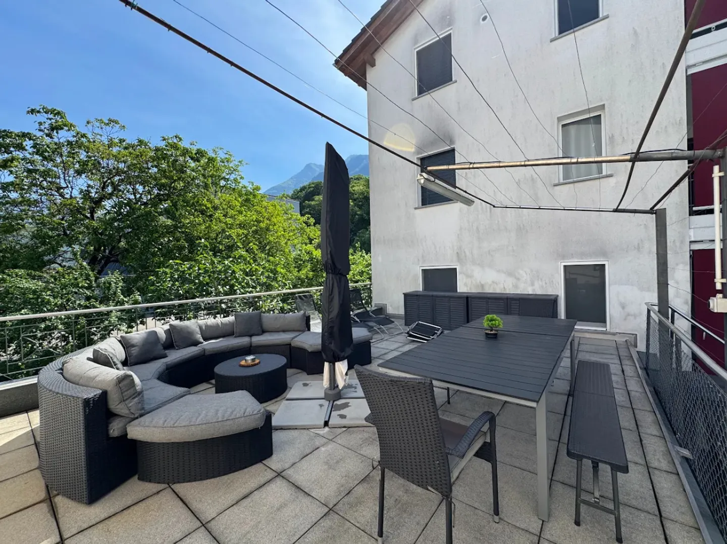 Large private garden, exclusive use pool and modern comfort on the ground floor - Photo 7 of 9