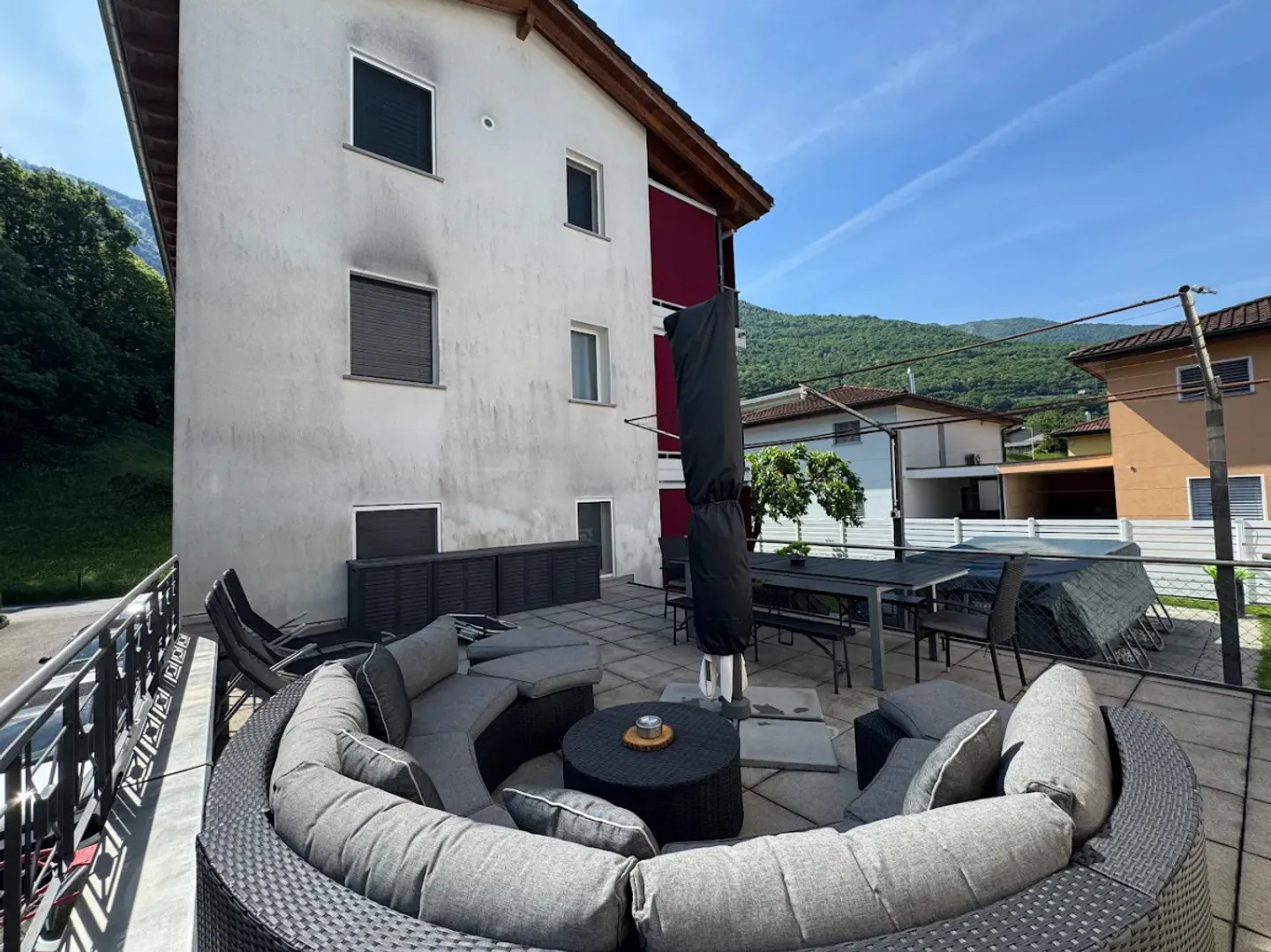 Large private garden, exclusive use pool and modern comfort on the ground floor - Photo 8 of 9