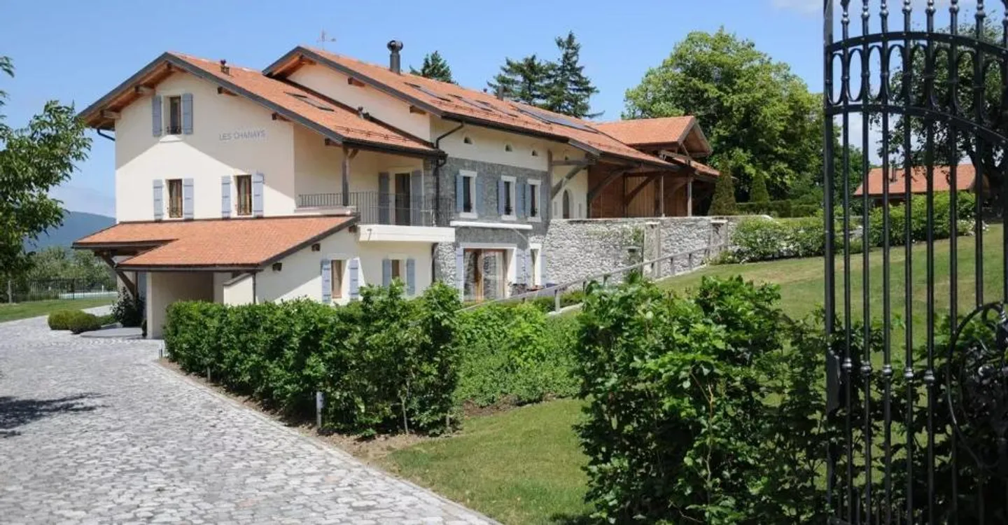 Elegant renovated farmhouse with pool, close to Rolle - Photo 4 of 13