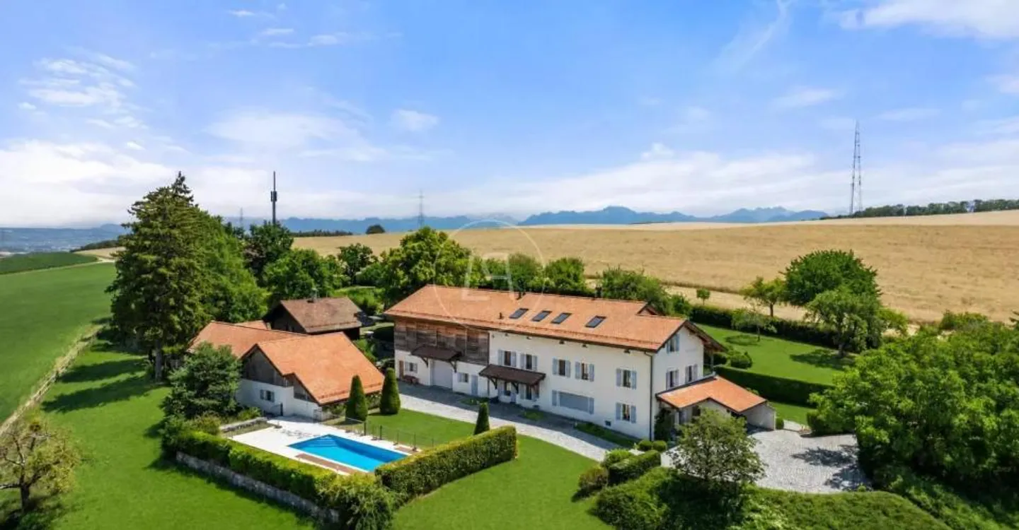 Elegant renovated farmhouse with pool, close to Rolle - Photo 5 of 13