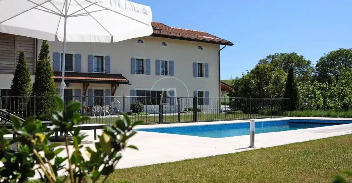 Elegant renovated farmhouse with pool, close to Rolle - Photo 2 of 13
