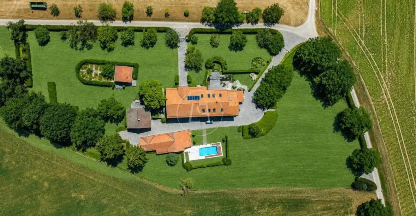 Elegant renovated farmhouse with pool, close to Rolle - Photo 3 of 13