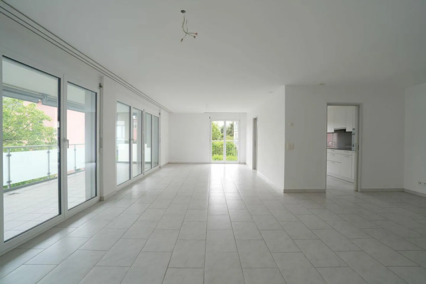 Appartement lumineux et moderne de 5,5 pièces avec cheminée et grand balcon - Photo 4 sur 13