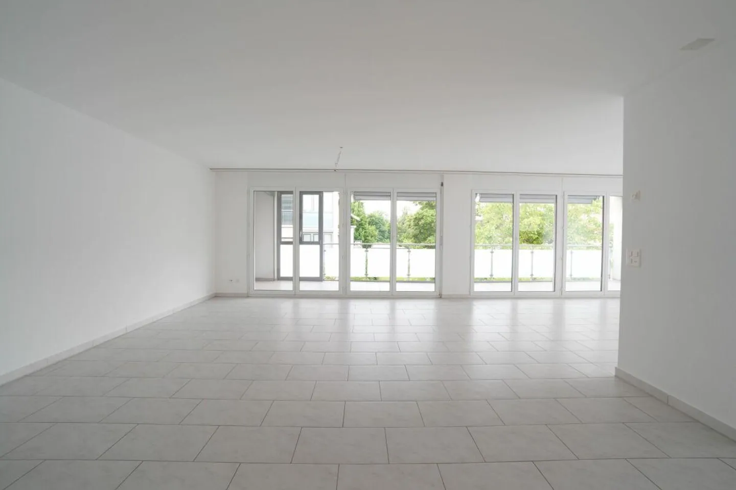 Appartement lumineux et moderne de 5,5 pièces avec cheminée et grand balcon - Photo 5 sur 13