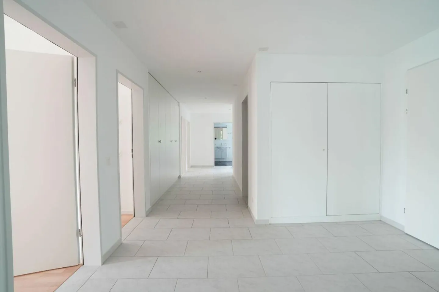 Appartement lumineux et moderne de 5,5 pièces avec cheminée et grand balcon - Photo 6 sur 13