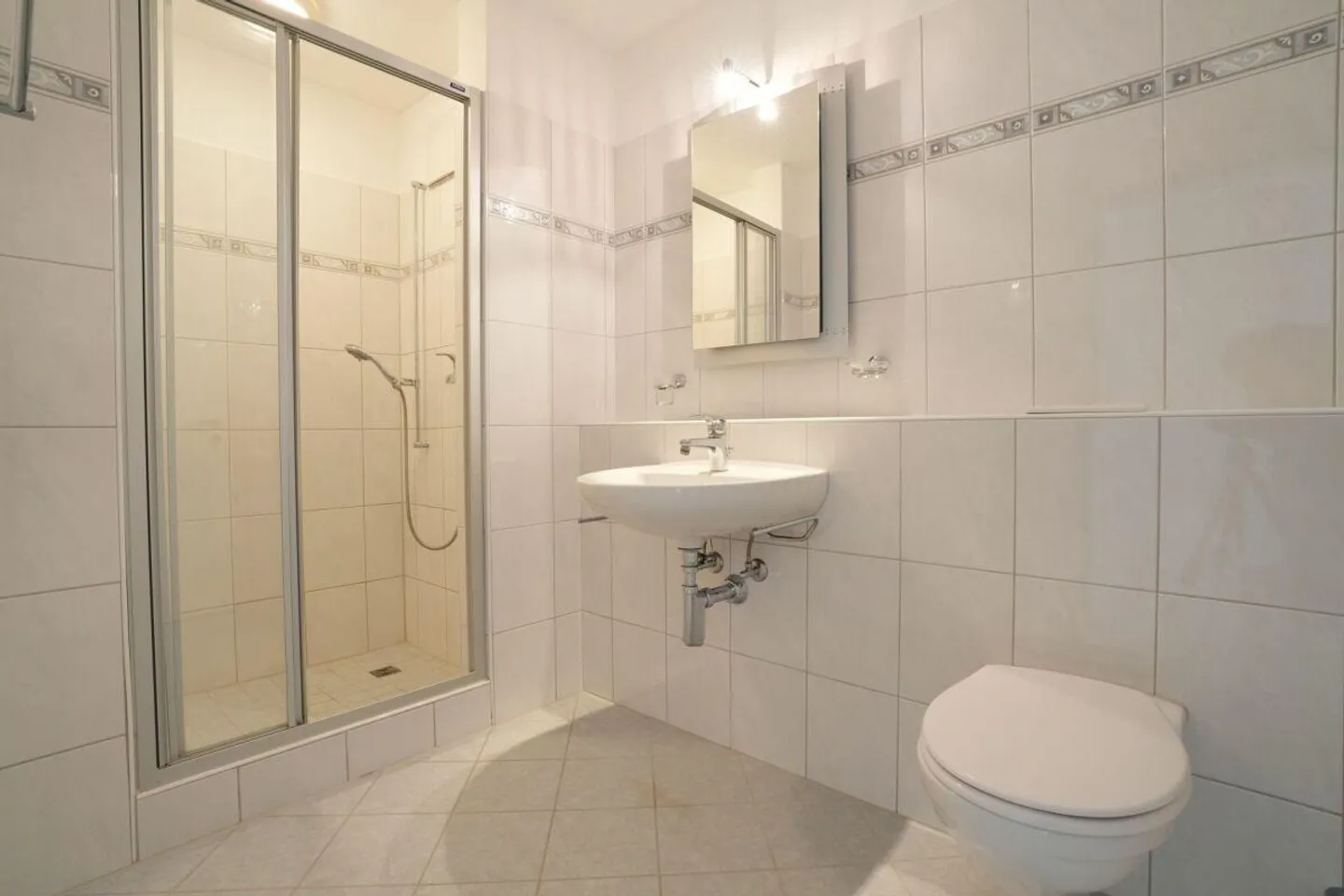 Appartement lumineux et moderne de 5,5 pièces avec cheminée et grand balcon - Photo 12 sur 13