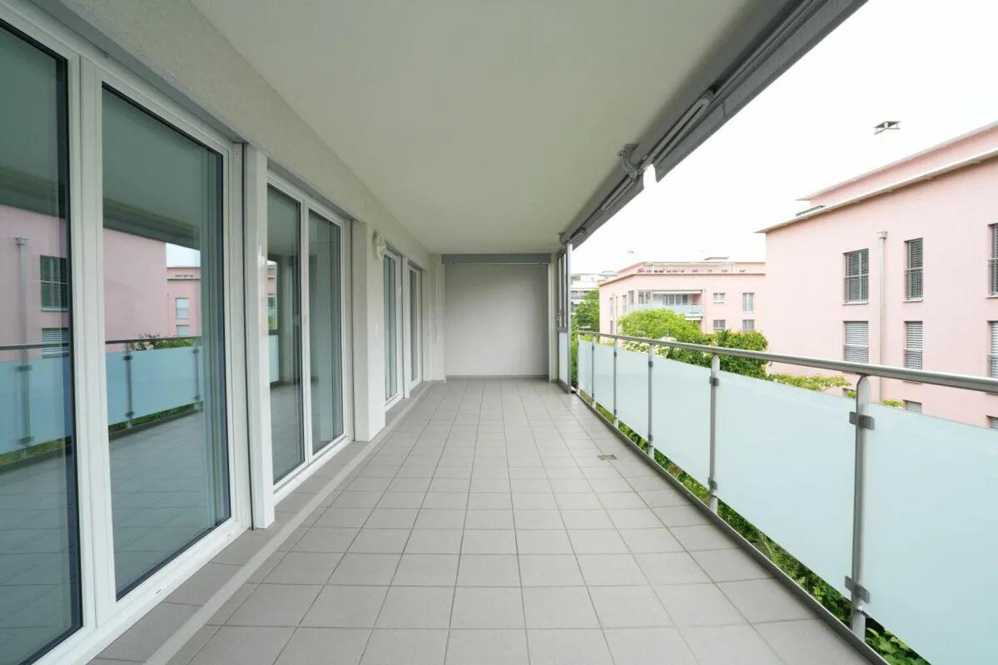 Appartement lumineux et moderne de 5,5 pièces avec cheminée et grand balcon - Photo 13 sur 13