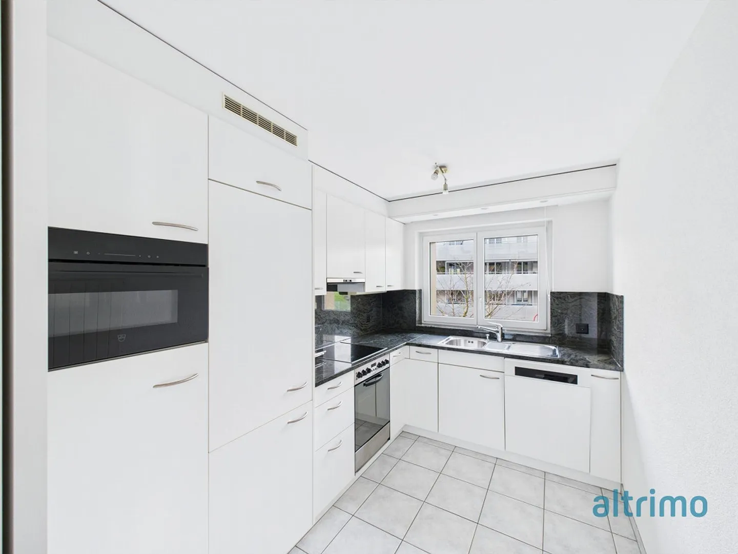 Cozy 4.5-room apartment in a quiet residential area - Photo 1 of 11