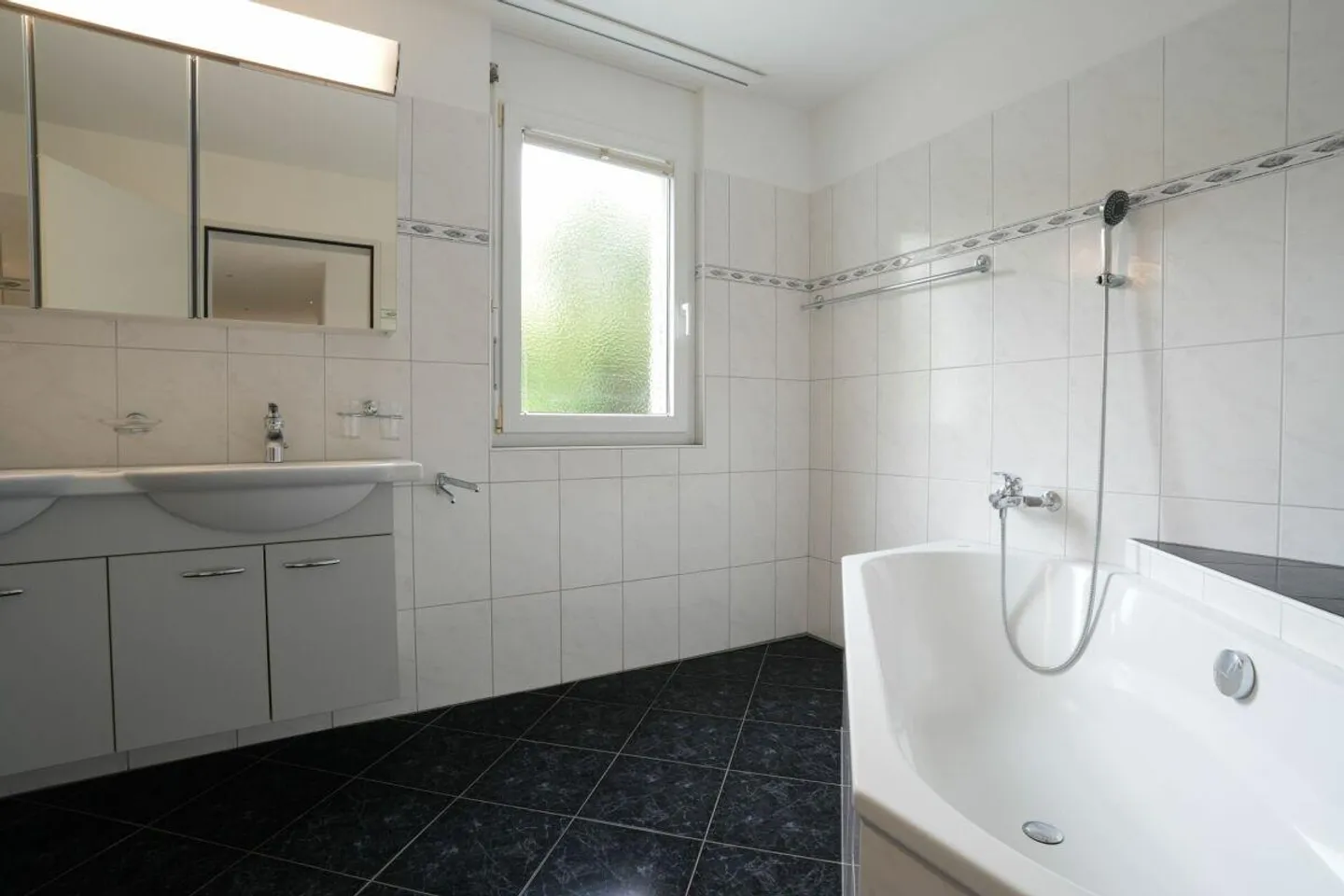 Appartement lumineux et moderne de 5,5 pièces avec cheminée et grand balcon - Photo 11 sur 13