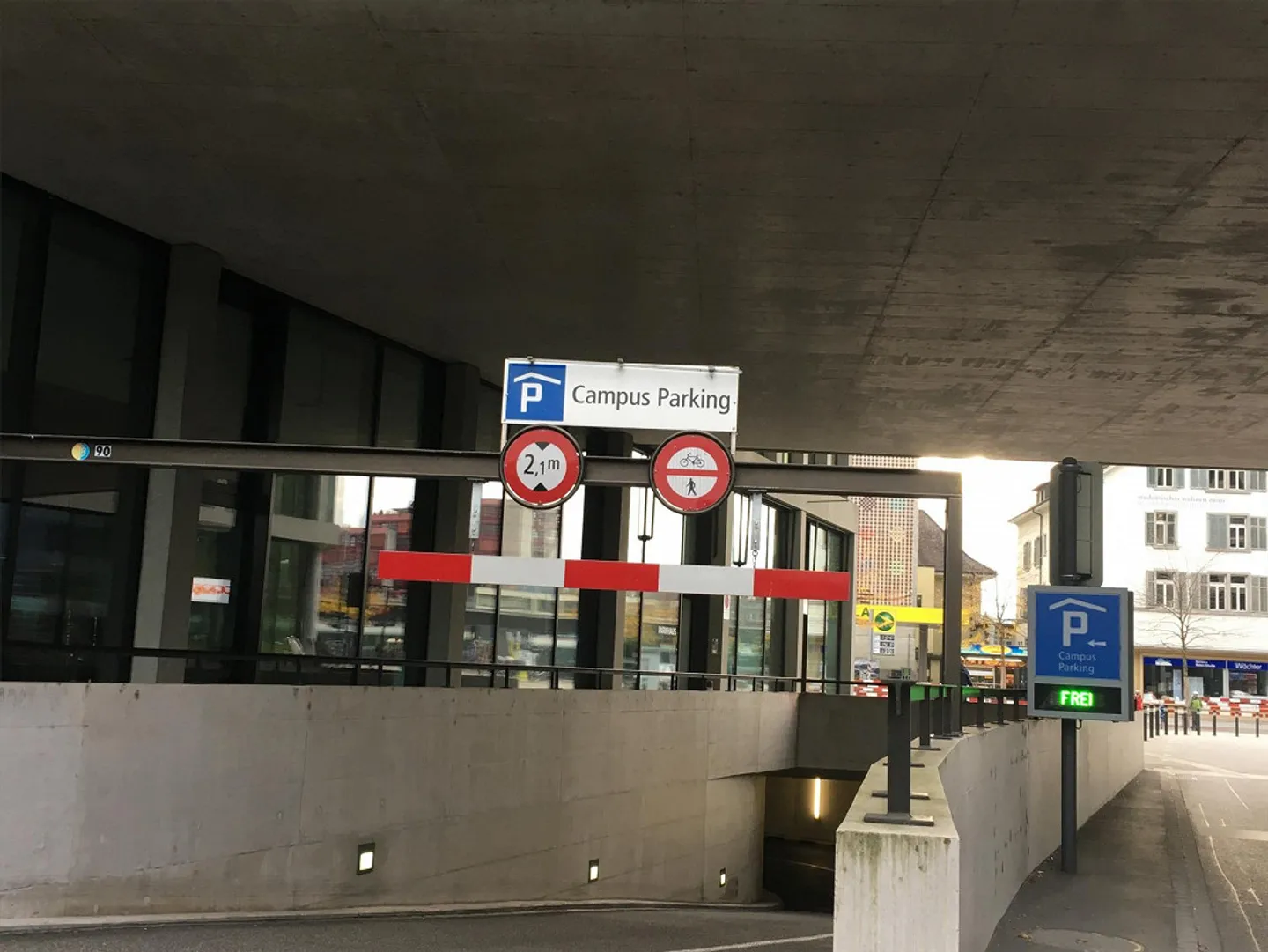 Privater Unterflur-Parkplatz - Foto 2 von 3