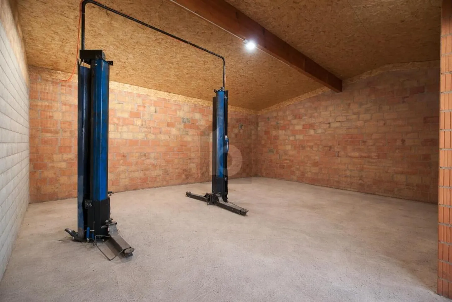 DREAM FOR EVERY CAR ENTHUSIAST AND TINKERER - Photo 1 of 5