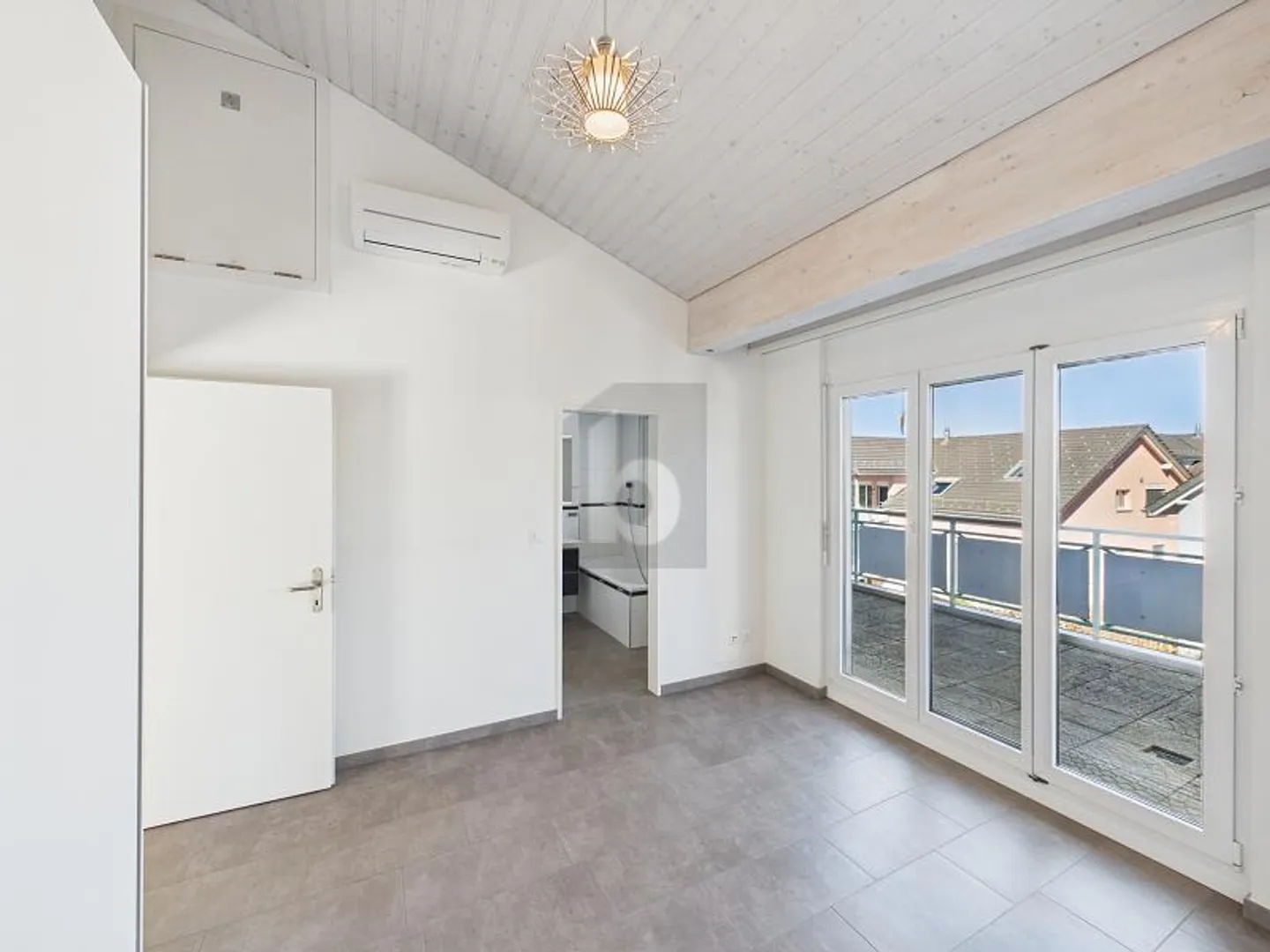 LIGHT-FLOODED & SPACIOUS IN A TOP LOCATION - Photo 4 of 6