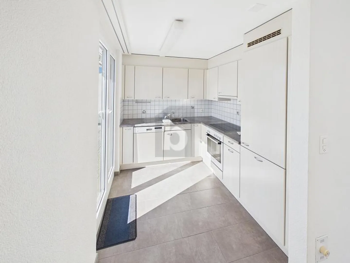 LIGHT-FLOODED & SPACIOUS IN A TOP LOCATION - Photo 5 of 6