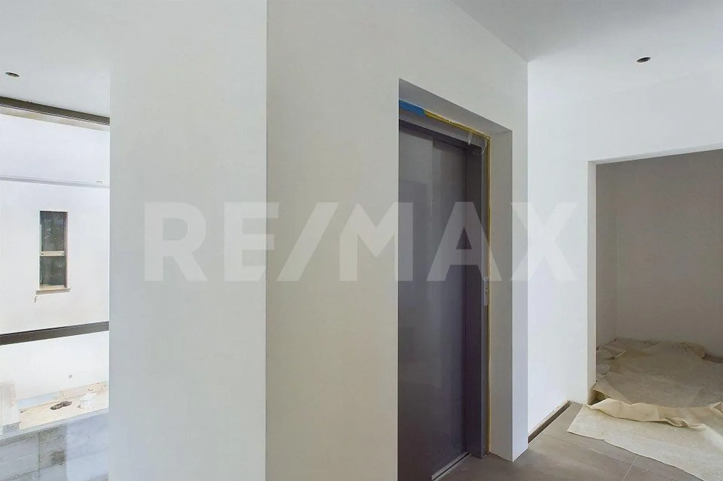 Elegance and Comfort - Newly Built Villa with Swimming Pool - Photo 10 of 13