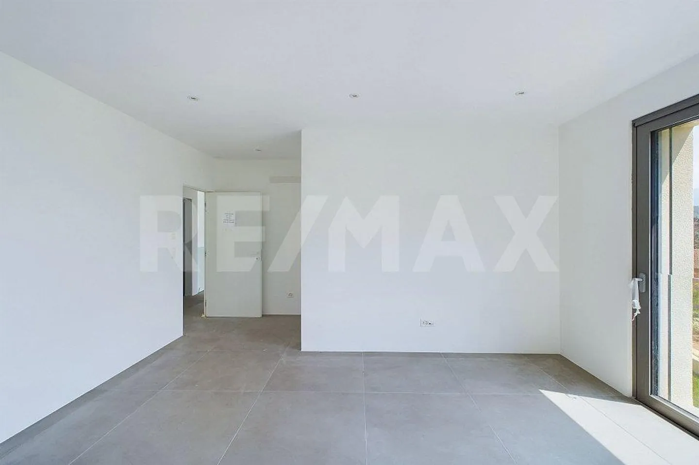 Elegance and Comfort - Newly Built Villa with Swimming Pool - Photo 11 of 13