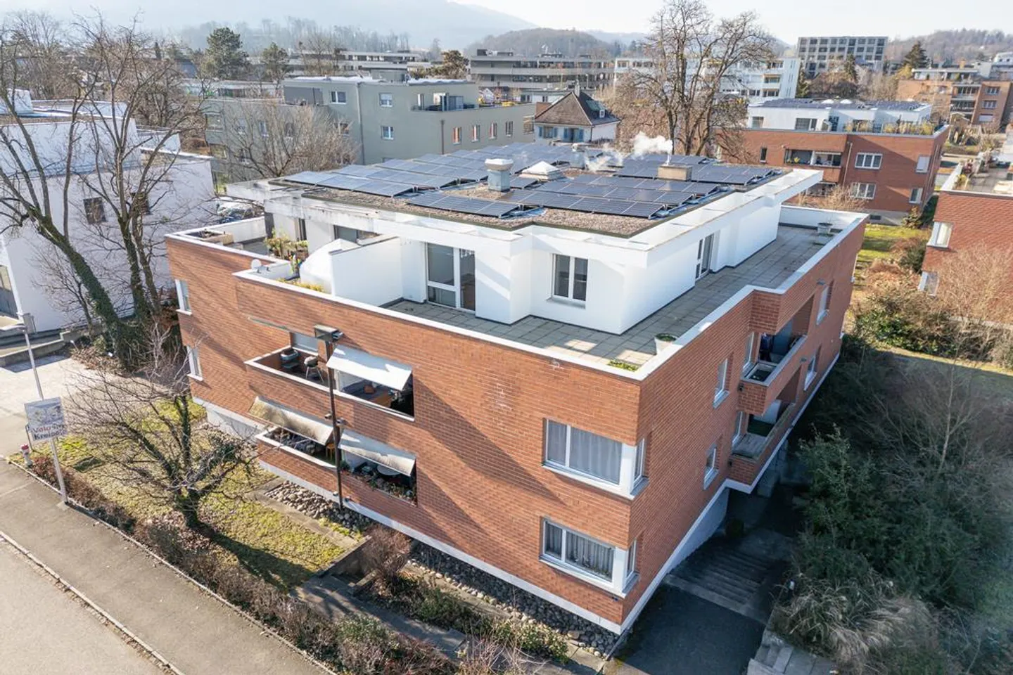 Renovated 4-room attic apartment with roof terrace for sun lovers! - Photo 1 of 12