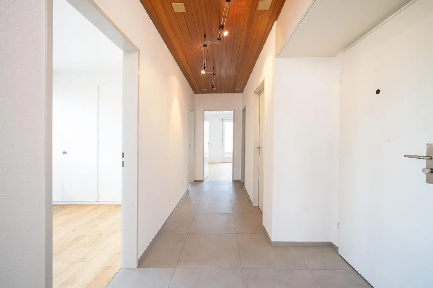 Renovated 4-room attic apartment with roof terrace for sun lovers! - Photo 2 of 12