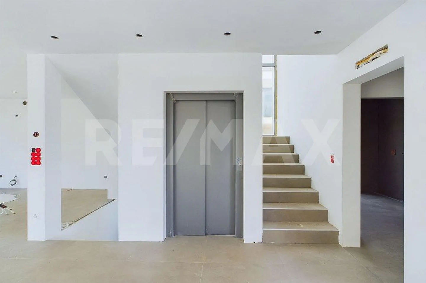 Elegance and Comfort - Newly Built Villa with Swimming Pool - Photo 9 of 13