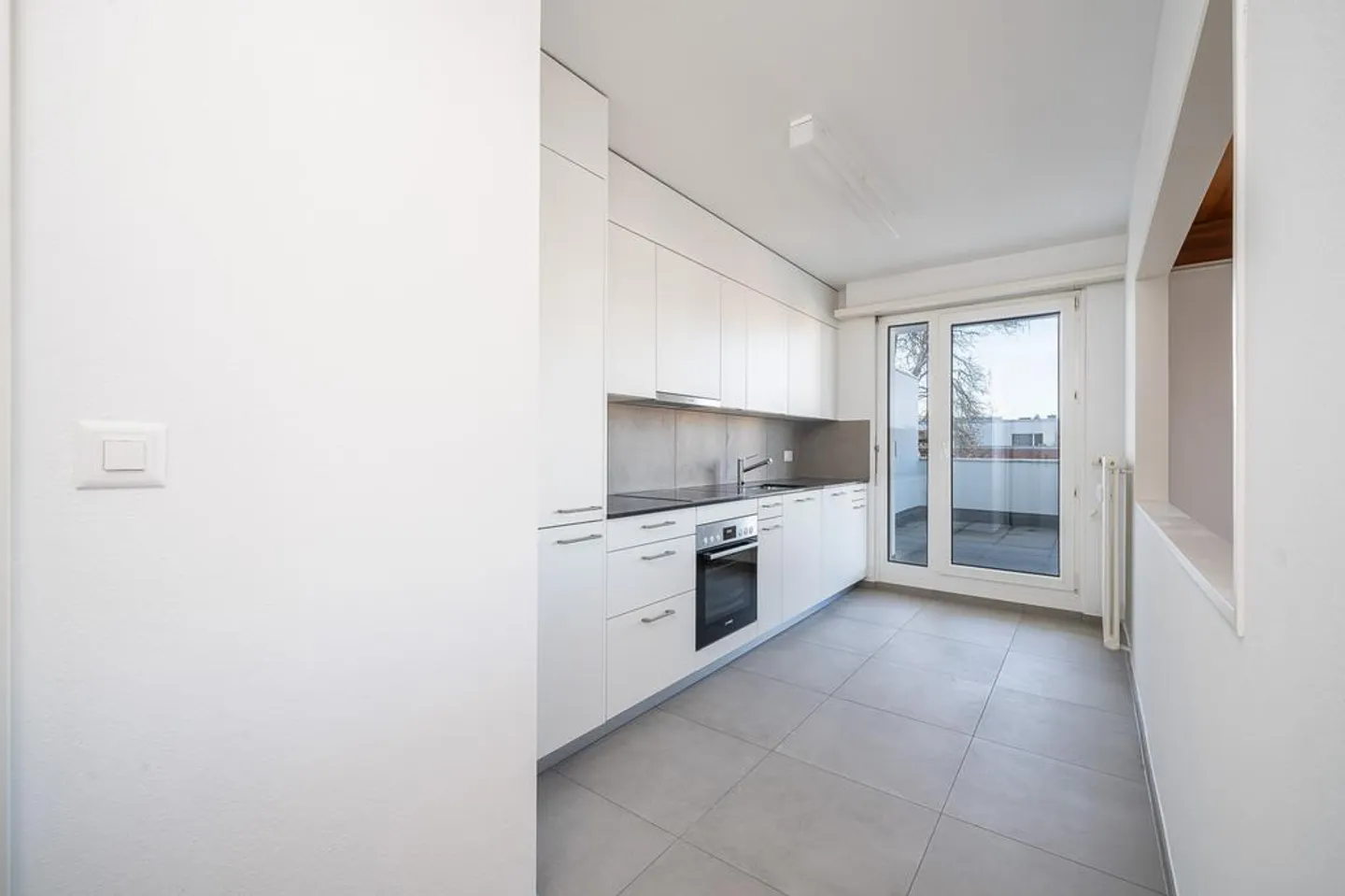 Renovated 4-room attic apartment with roof terrace for sun lovers! - Photo 3 of 12