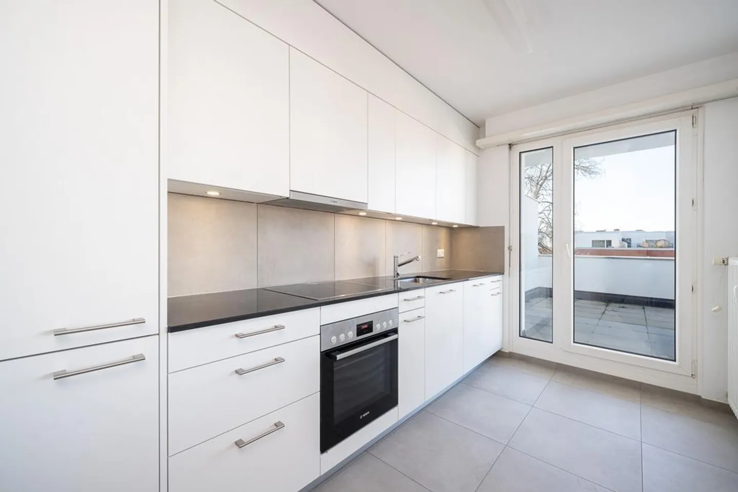 Renovated 4-room attic apartment with roof terrace for sun lovers! - Photo 4 of 12