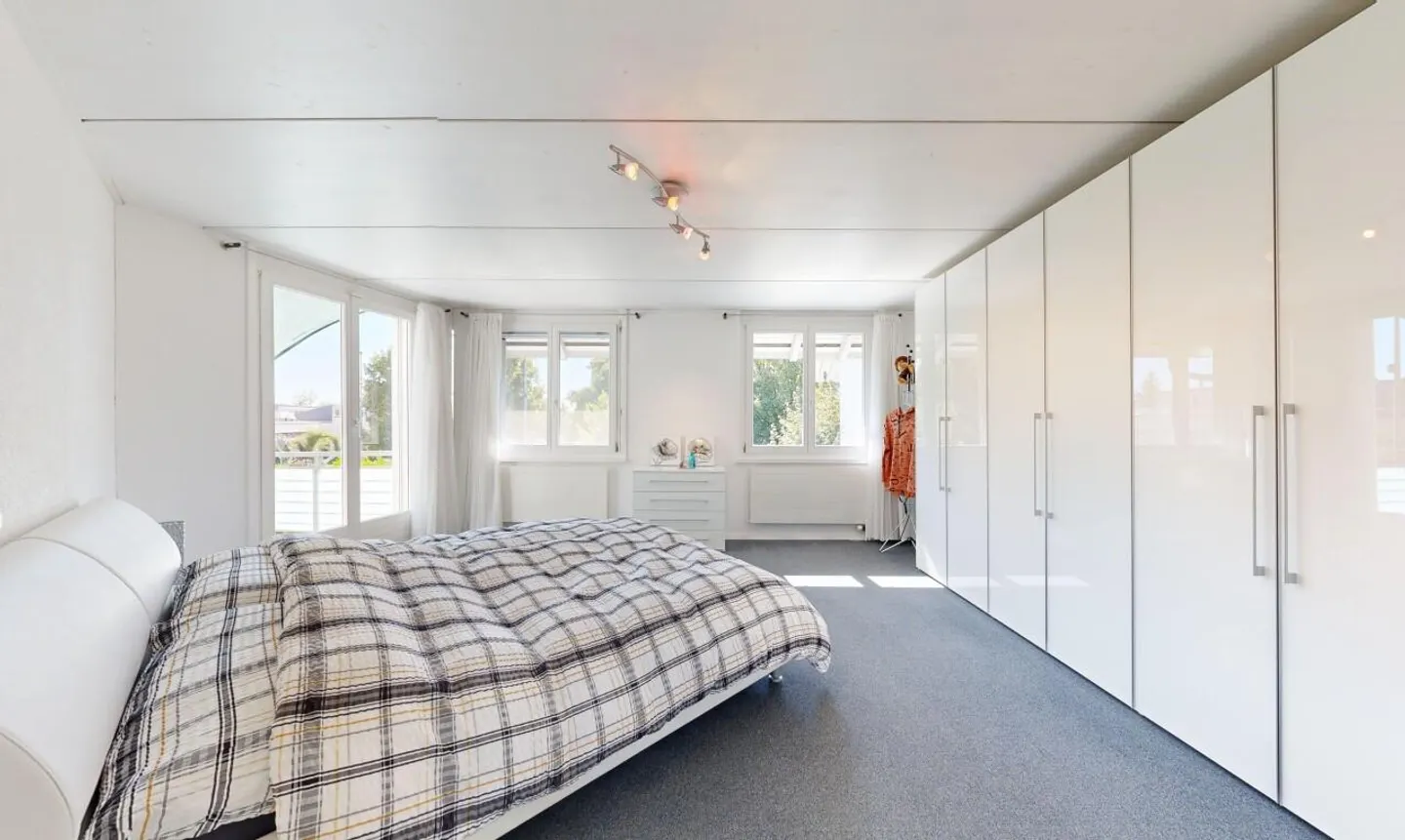 Corner Townhouse with Garden, Fireplace and Generous Space - Photo 4 of 11