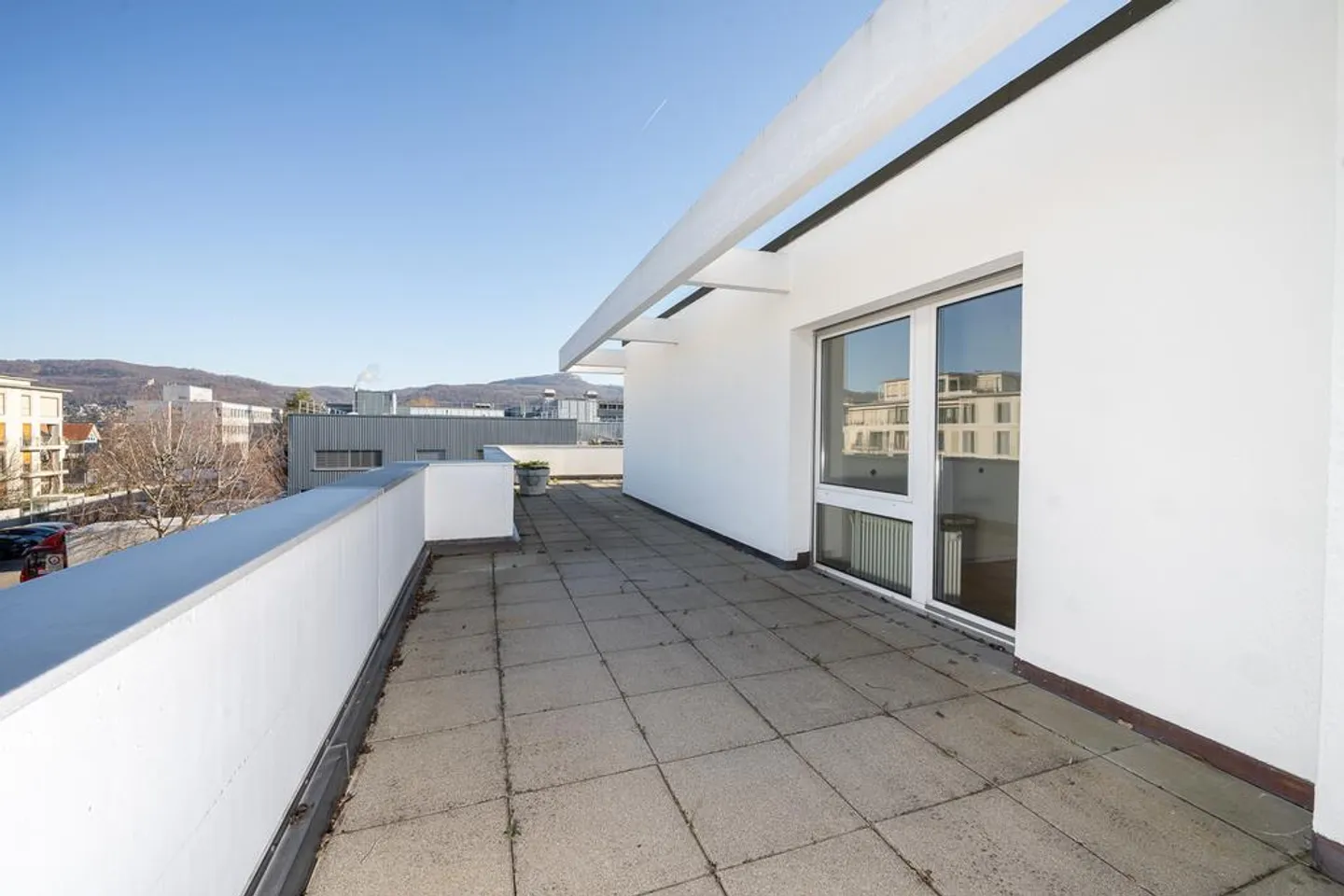 Renovated 4-room attic apartment with roof terrace for sun lovers! - Photo 11 of 12
