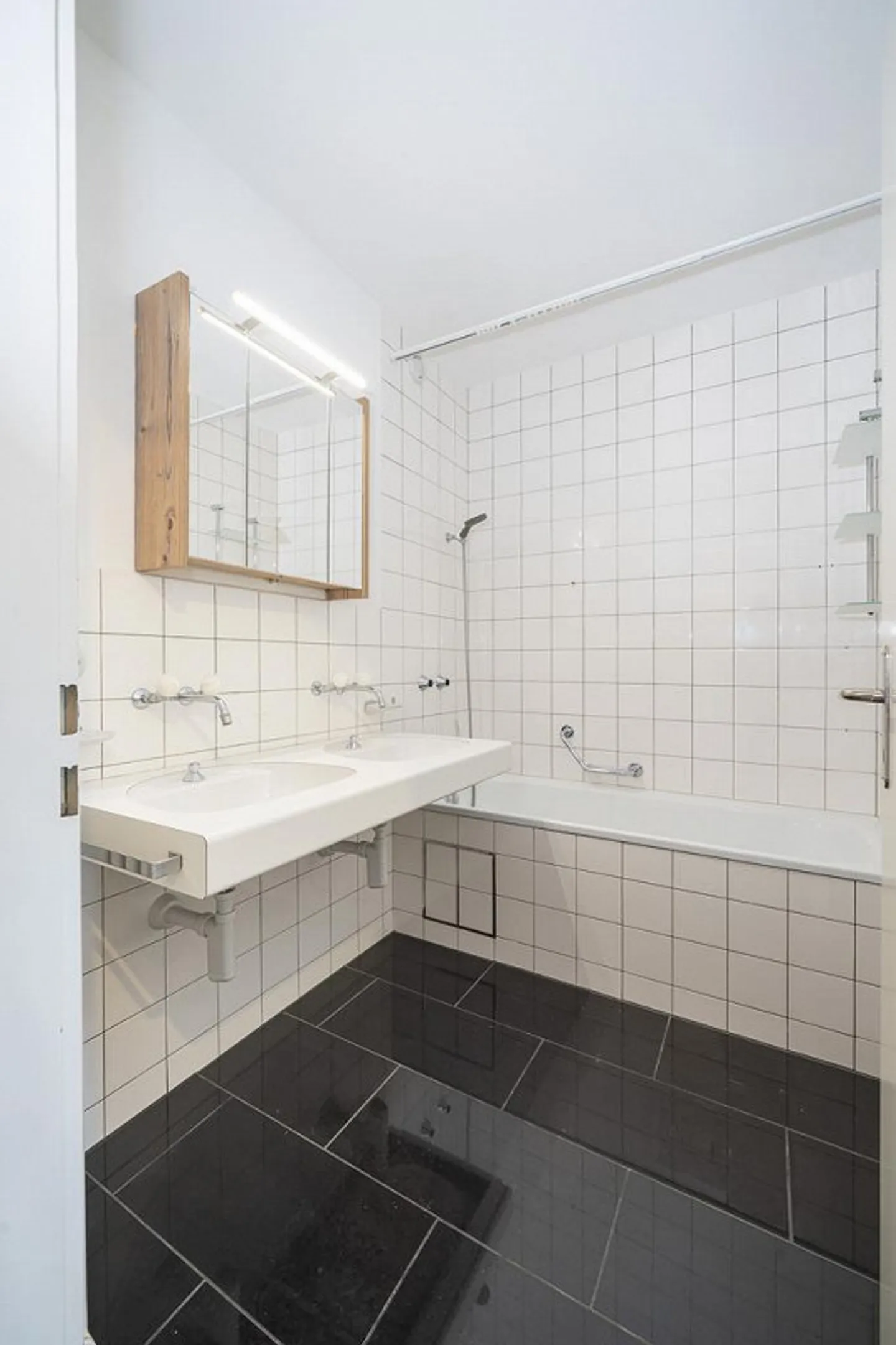 Renovated 4-room attic apartment with roof terrace for sun lovers! - Photo 12 of 12