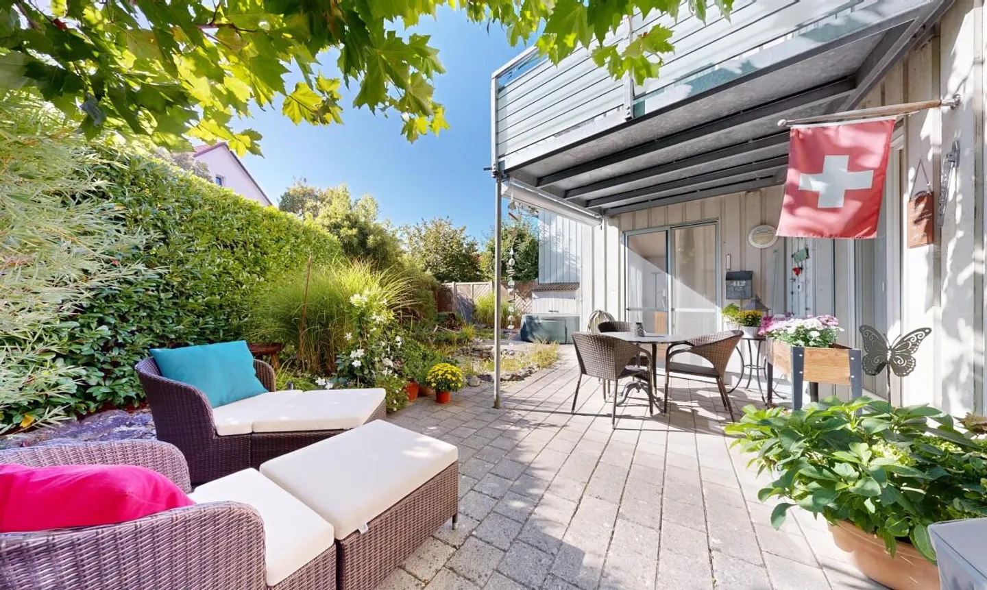 Corner Townhouse with Garden, Fireplace and Generous Space - Photo 10 of 11