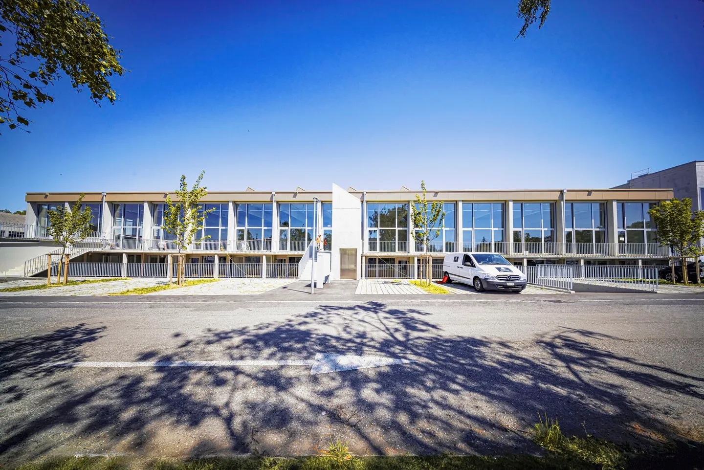 Mixed-use building for rent - Photo 1 of 3