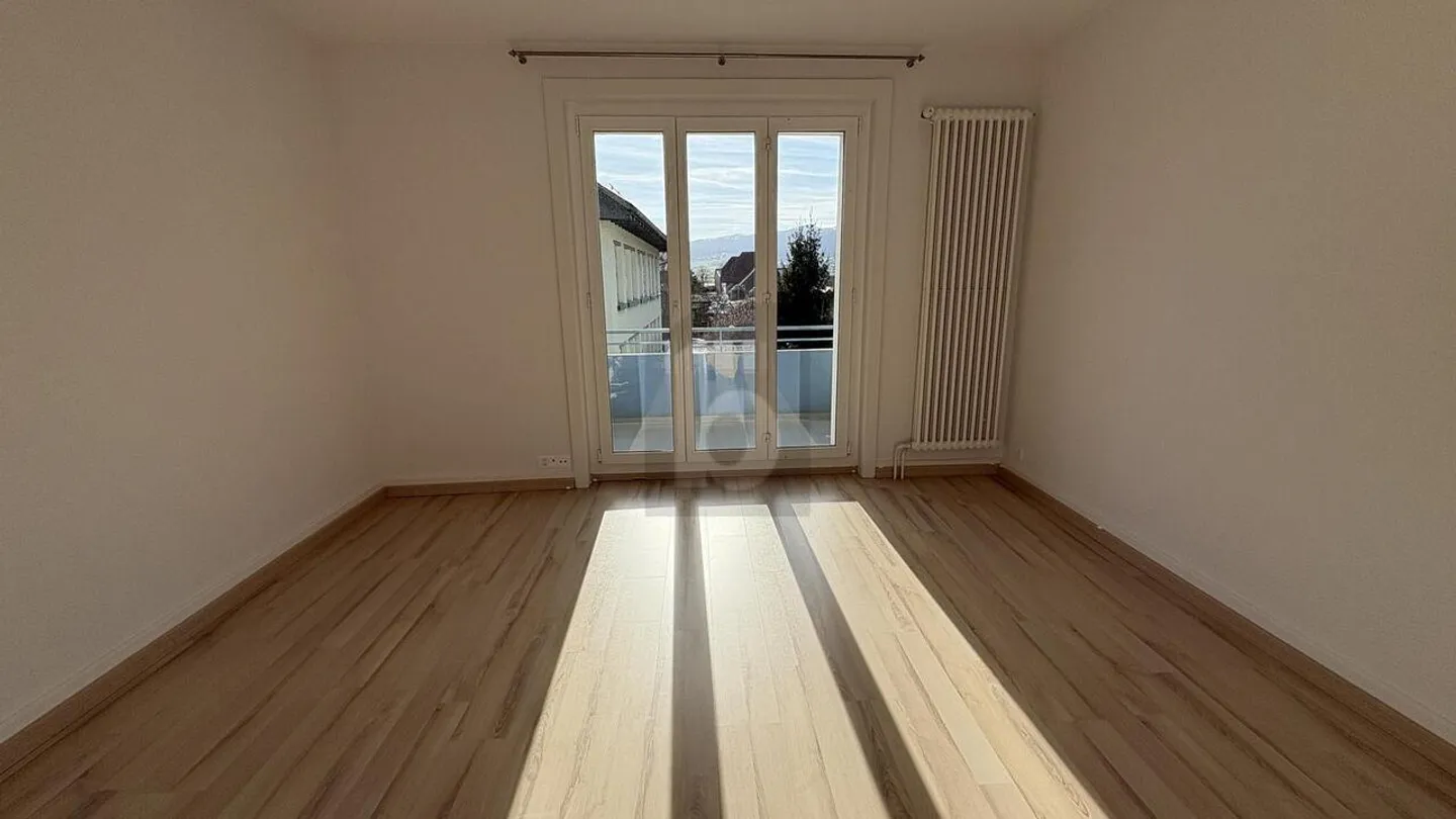 BRIGHT, WARM, IDEALLY LOCATED - Photo 2 of 6