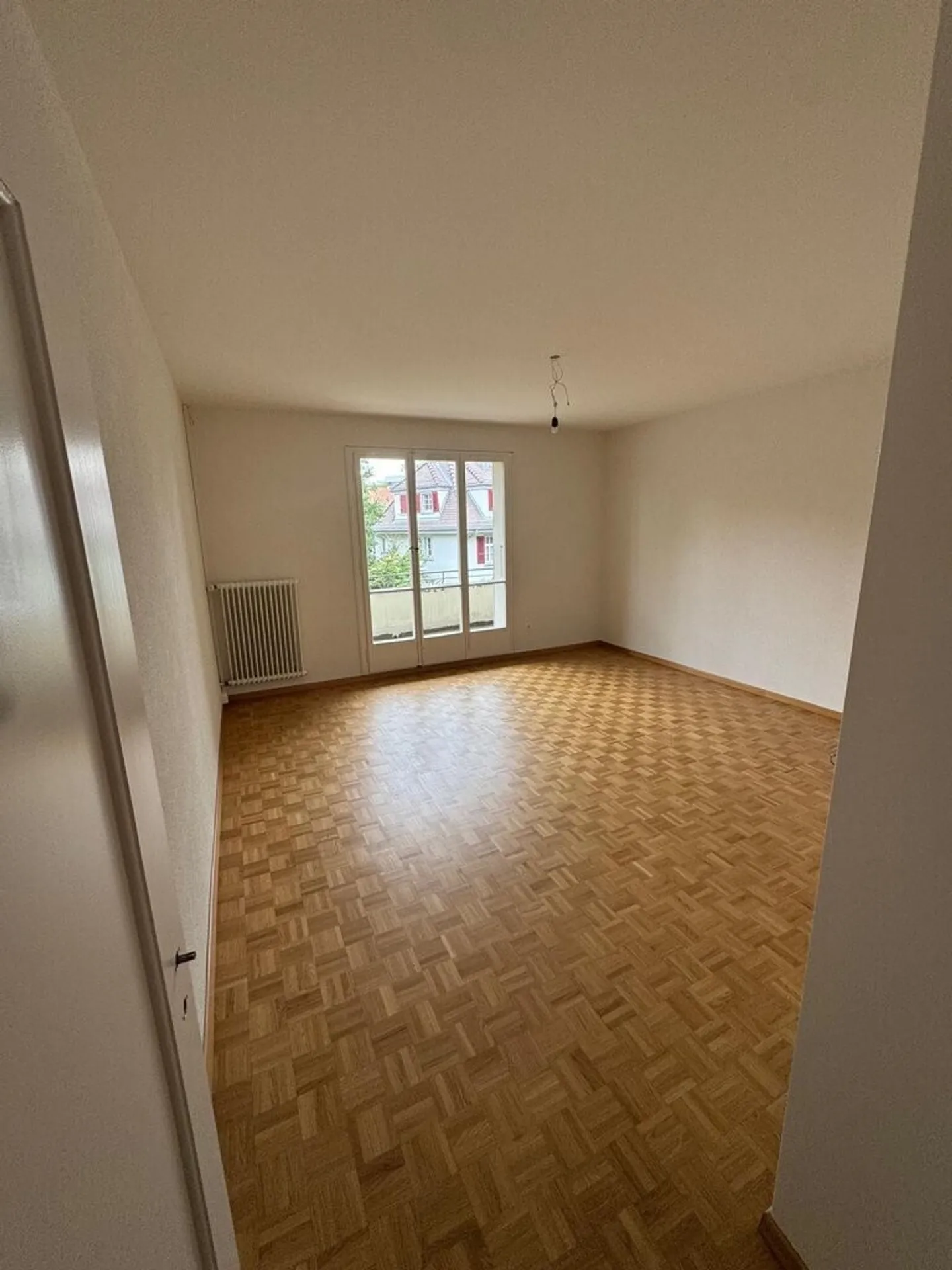 Luminoso appartamento di 3 stanze con balcone nel popolare quartiere Sonnenhof - Foto 4 di 11